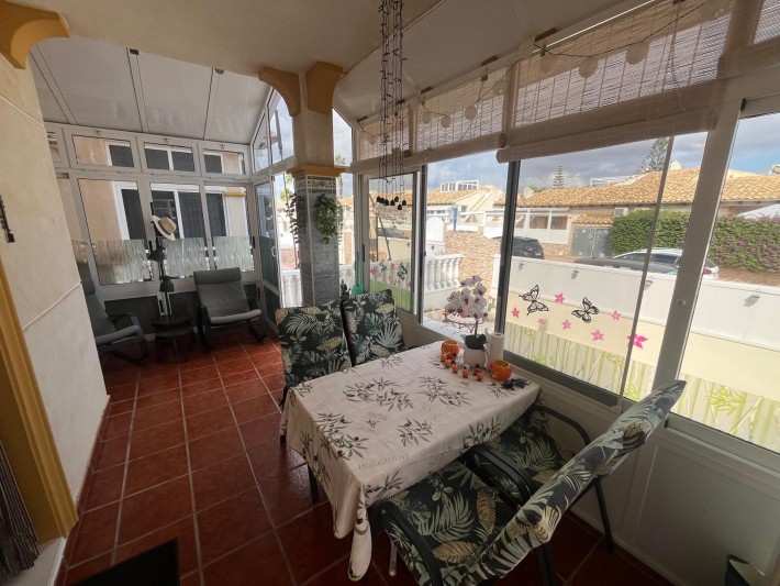 Well presented corner house in central location in Playa Flamenca