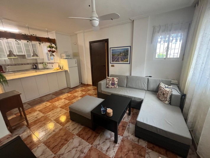 Well presented corner house in central location in Playa Flamenca