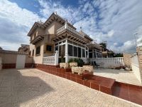 Well presented corner house in central location in Playa Flamenca