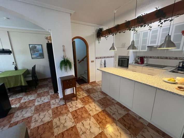 Well presented corner house in central location in Playa Flamenca