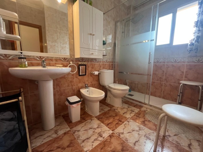 Well presented corner house in central location in Playa Flamenca