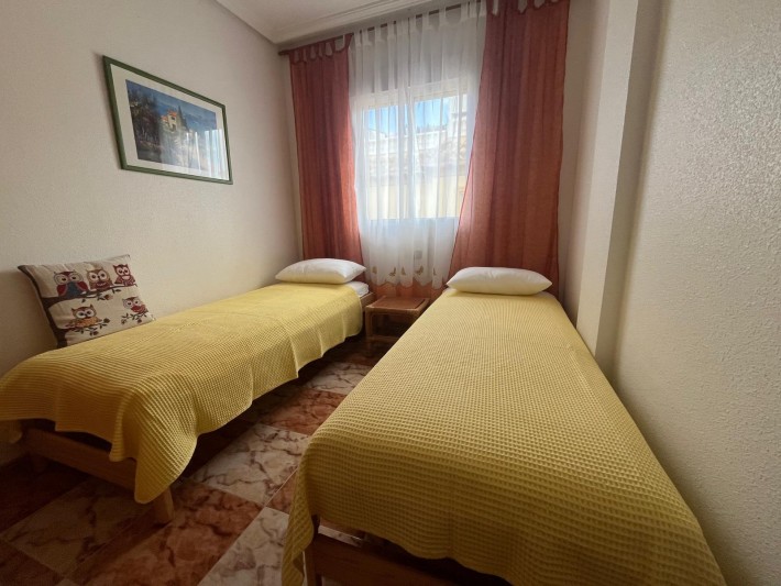 Well presented corner house in central location in Playa Flamenca