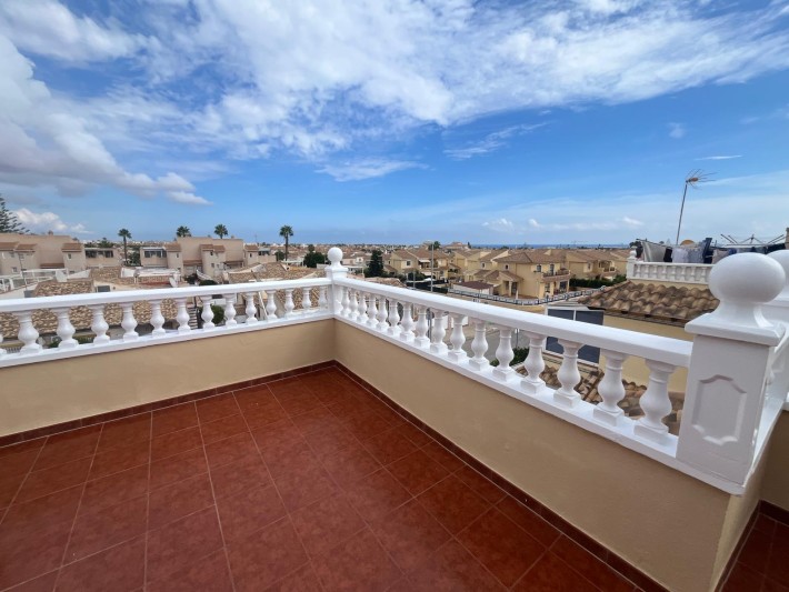 Well presented corner house in central location in Playa Flamenca