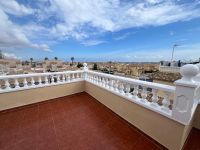 Well presented corner house in central location in Playa Flamenca