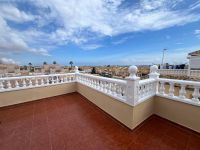 Well presented corner house in central location in Playa Flamenca