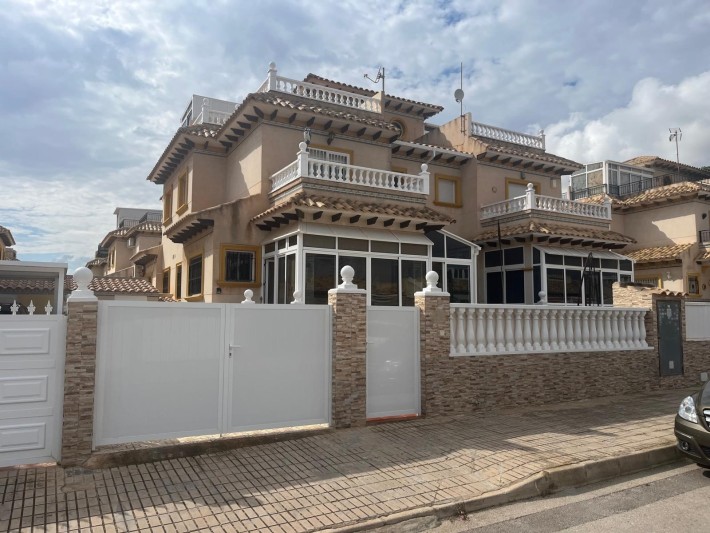 Well presented corner house in central location in Playa Flamenca