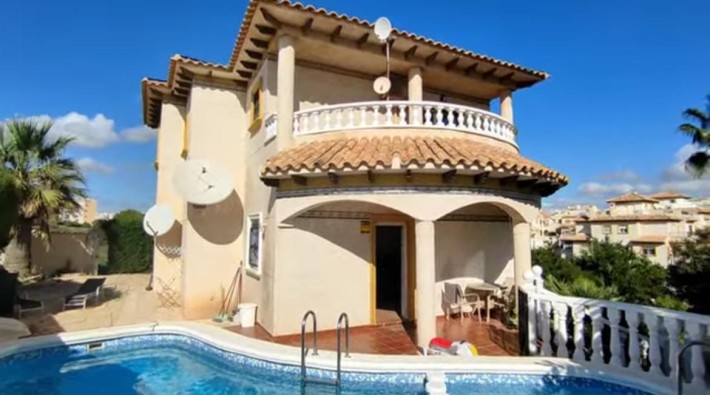 Spacious detached villa with private pool in Playa Flamenca