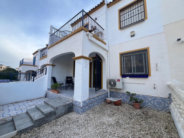 Spacious apartment with 3 bedrooms and 2 community pools in Playa Flamenca