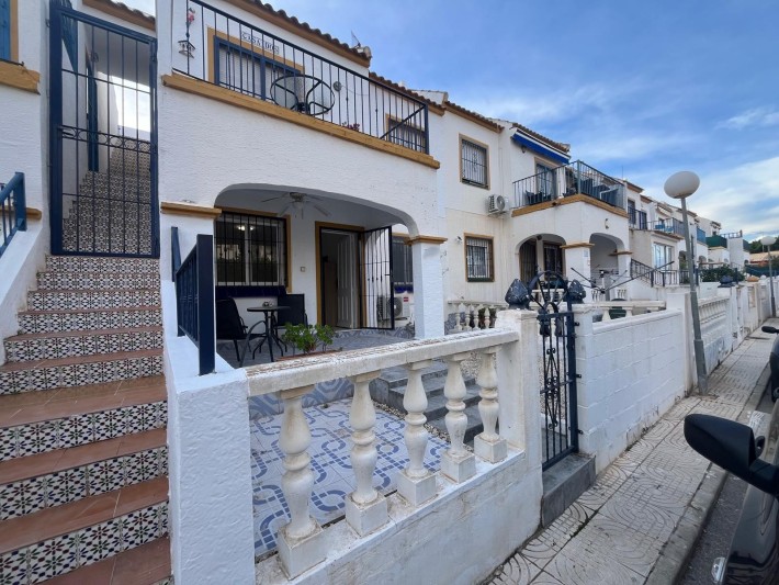 Spacious apartment with 3 bedrooms and 2 community pools in Playa Flamenca
