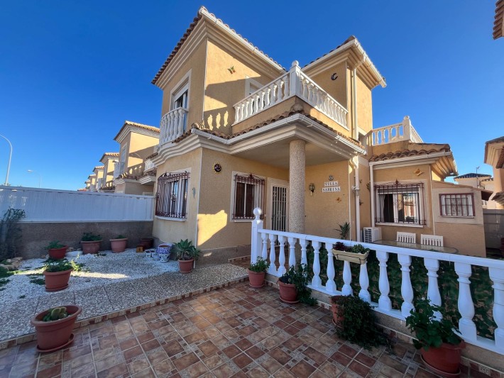 Casa independiente en lugar central en Playa Flamenca