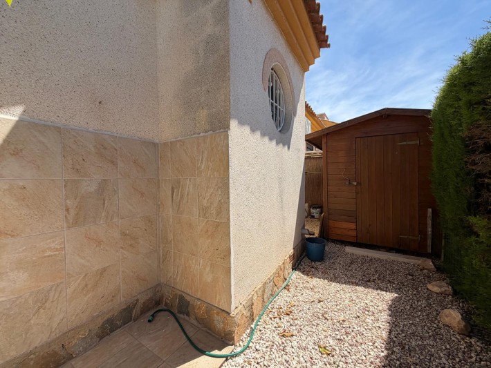 Well presented corner house in Playa Flamenca
