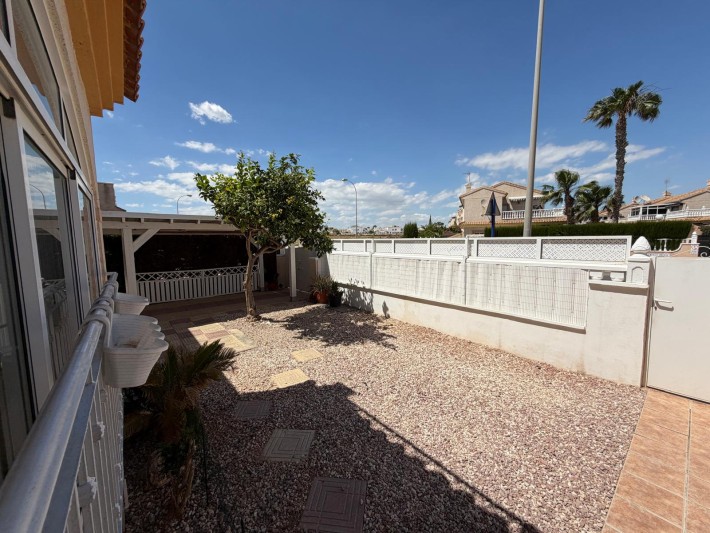 Well presented corner house in Playa Flamenca