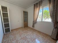 Well presented corner house in Playa Flamenca