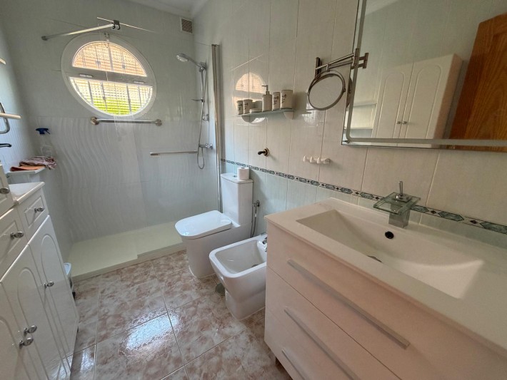 Well presented corner house in Playa Flamenca