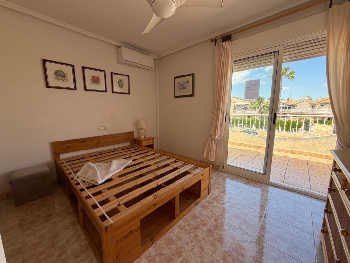 Well presented corner house in Playa Flamenca
