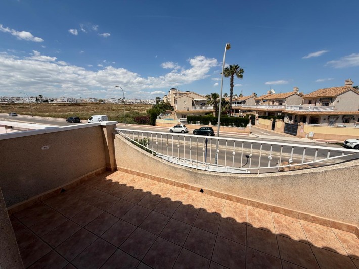 Well presented corner house in Playa Flamenca