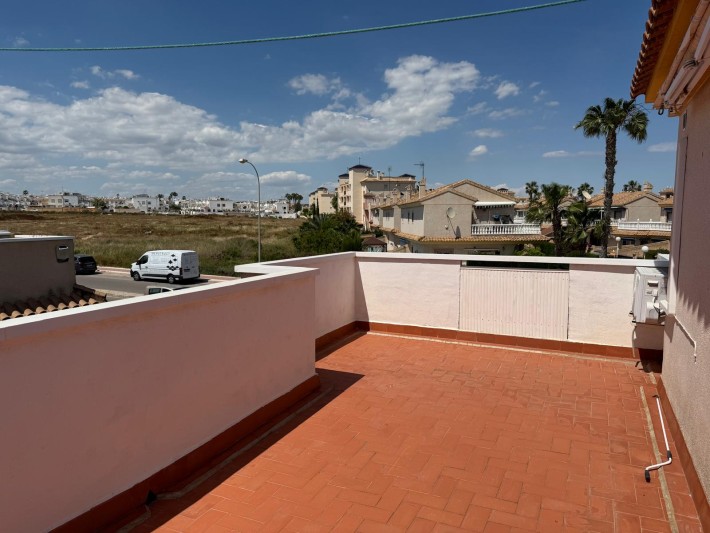 Well presented corner house in Playa Flamenca