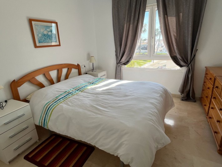 Spacious apartment in gated complex in Playa Flamenca