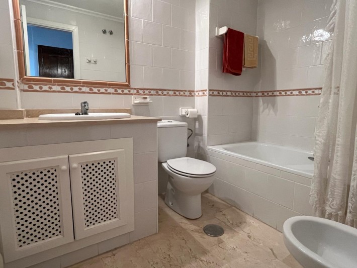 Spacious apartment in gated complex in Playa Flamenca