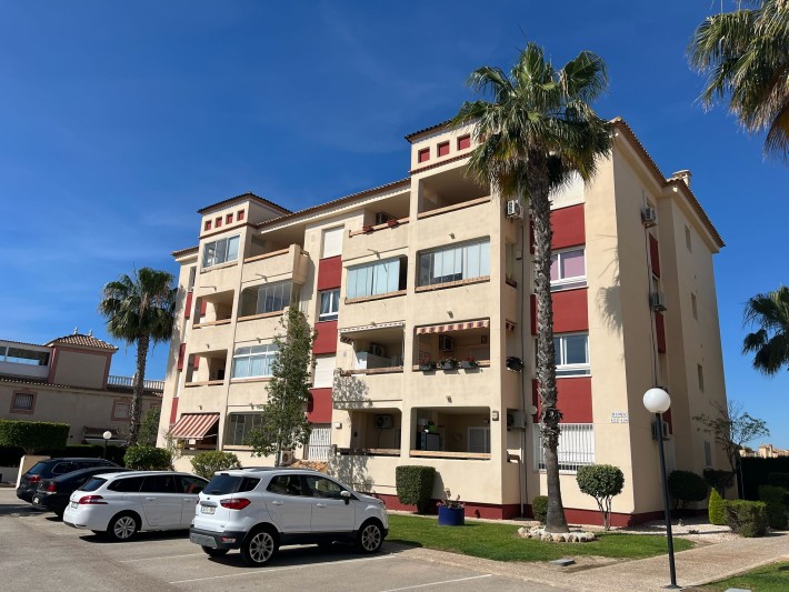 Spacious apartment in gated complex in Playa Flamenca