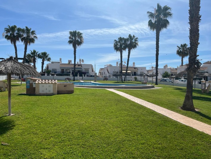 Spacious apartment in gated complex in Playa Flamenca