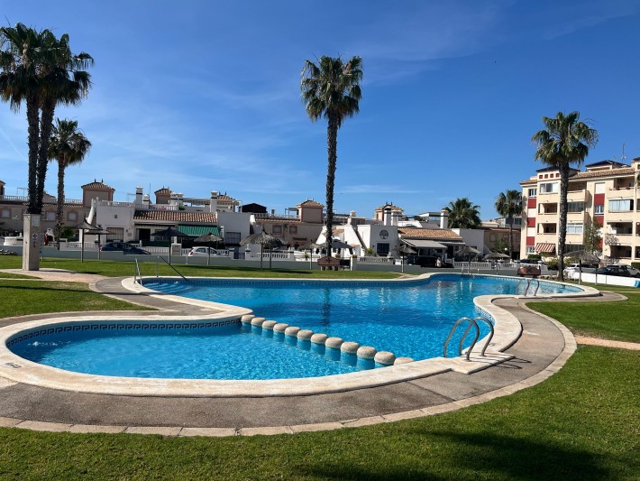Spacious apartment in gated complex in Playa Flamenca