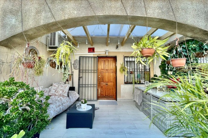 Well presented corner house with 3 bedrooms in Playa Flamenca