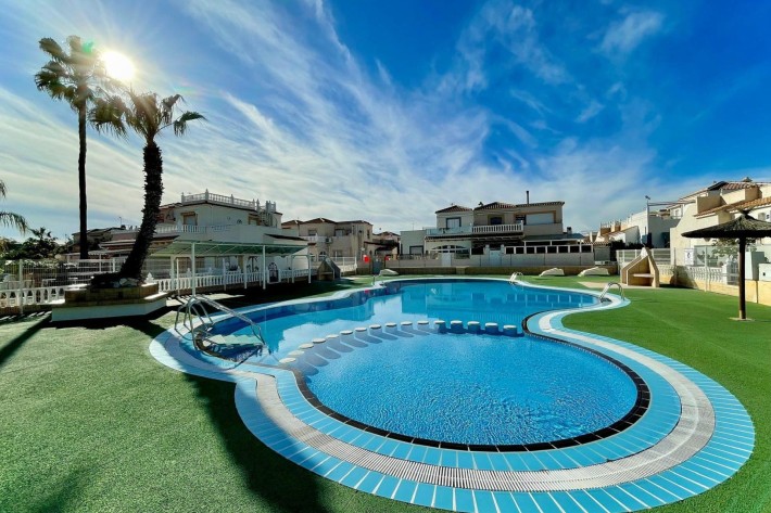 Well presented corner house with 3 bedrooms in Playa Flamenca
