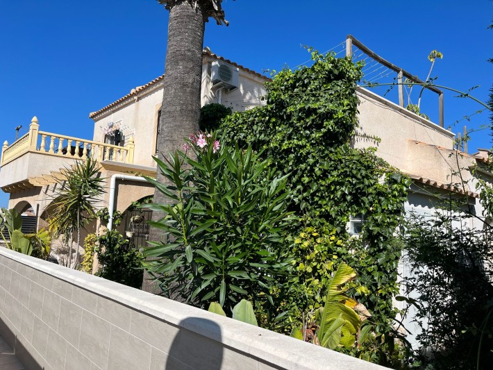 Well presented corner house with 3 bedrooms in Playa Flamenca