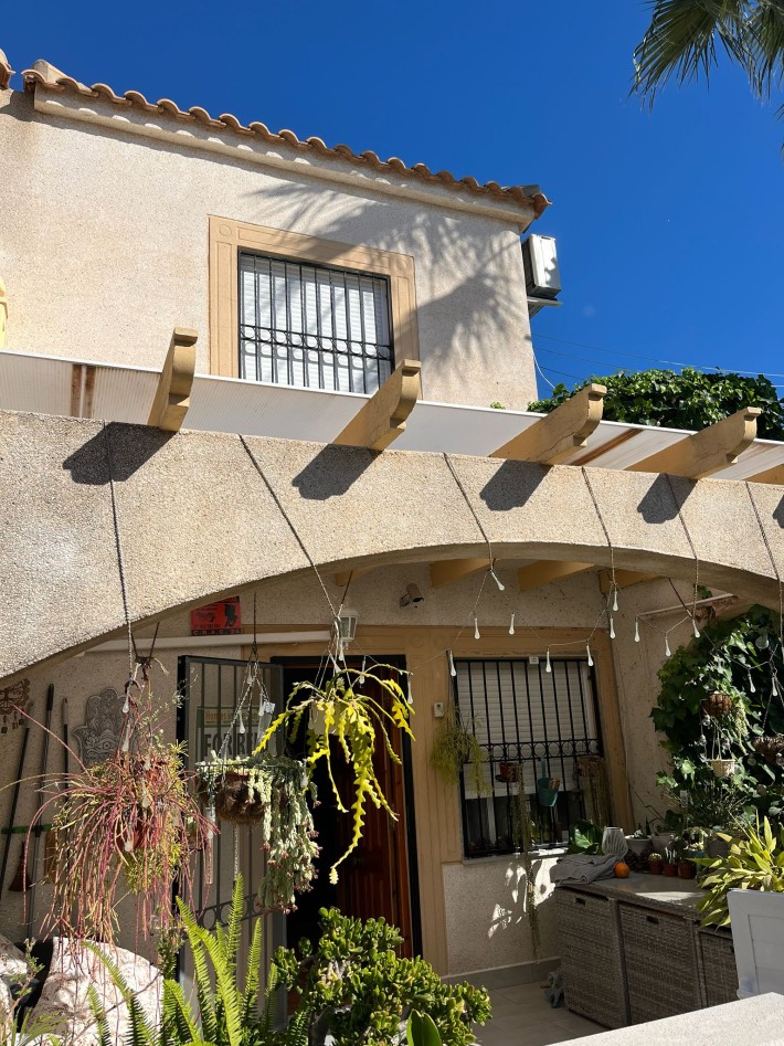 Well presented corner house with 3 bedrooms in Playa Flamenca