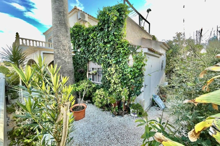 Well presented corner house with 3 bedrooms in Playa Flamenca
