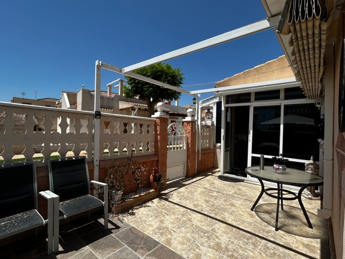 Spacious corner house in gated complex close to amenities in Playa Flamenca Spacious corner house in gated complex close to amenities in Playa Flamenca