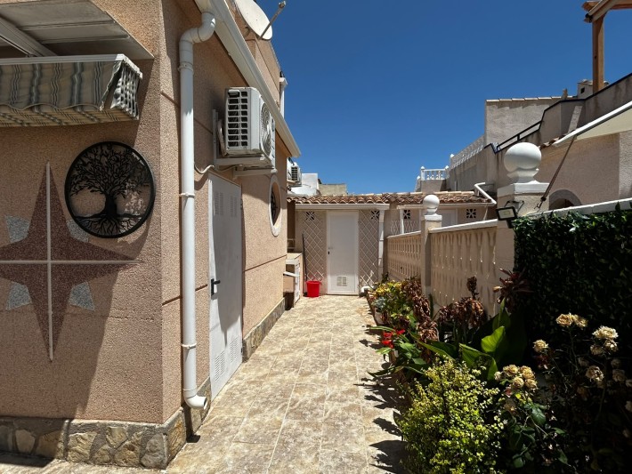 Spacious corner house in gated complex close to amenities in Playa Flamenca Spacious corner house in gated complex close to amenities in Playa Flamenca