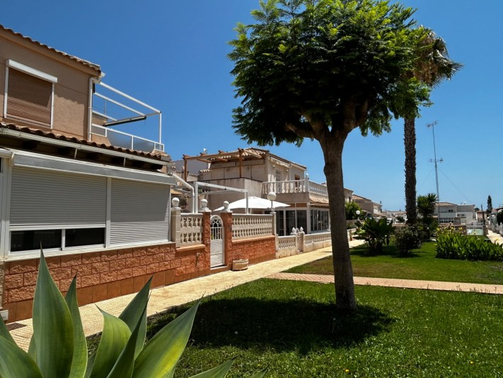 Spacious corner house in gated complex close to amenities in Playa Flamenca Spacious corner house in gated complex close to amenities in Playa Flamenca