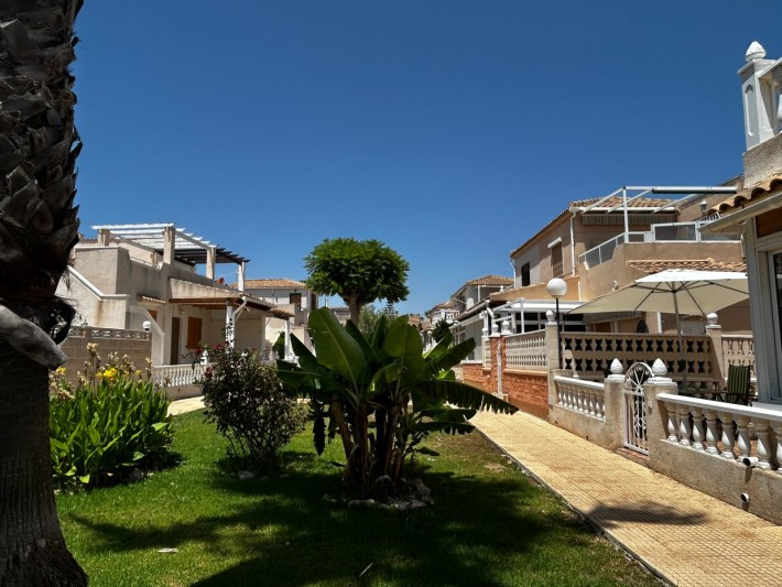 Spacious corner house in gated complex close to amenities in Playa Flamenca Spacious corner house in gated complex close to amenities in Playa Flamenca