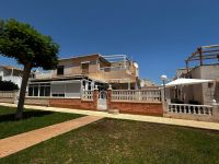 Spacious corner house in gated complex close to amenities in Playa Flamenca