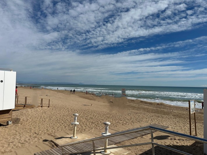 South-facing penthouse apartment - only 100m from the beach! South-facing penthouse apartment - only 100m from the beach!