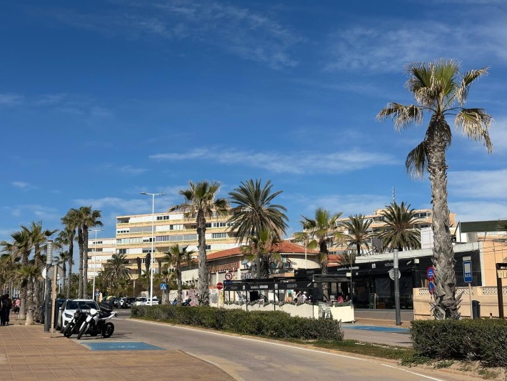 South-facing penthouse apartment - only 100m from the beach! South-facing penthouse apartment - only 100m from the beach!