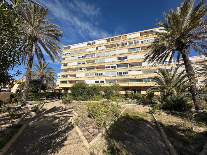 South-facing penthouse apartment - only 100m from the beach! South-facing penthouse apartment - only 100m from the beach!