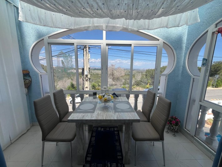 Upstairs corner apartment with fantastic views Upstairs corner apartment with fantastic views