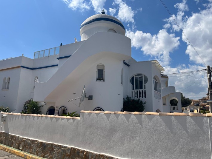 Upstairs corner apartment with fantastic views Upstairs corner apartment with fantastic views