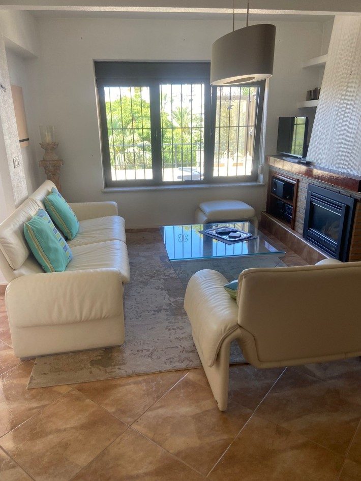 Spacious and bright south-facing corner apartment close to the beach in Cabo Roig
