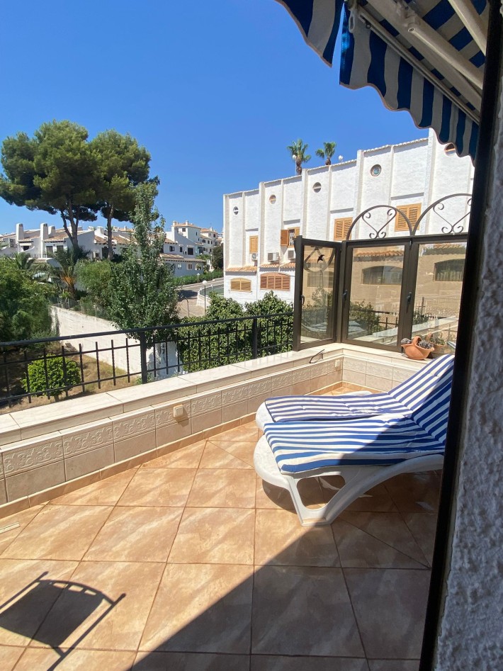 Spacious and bright south-facing corner apartment close to the beach in Cabo Roig