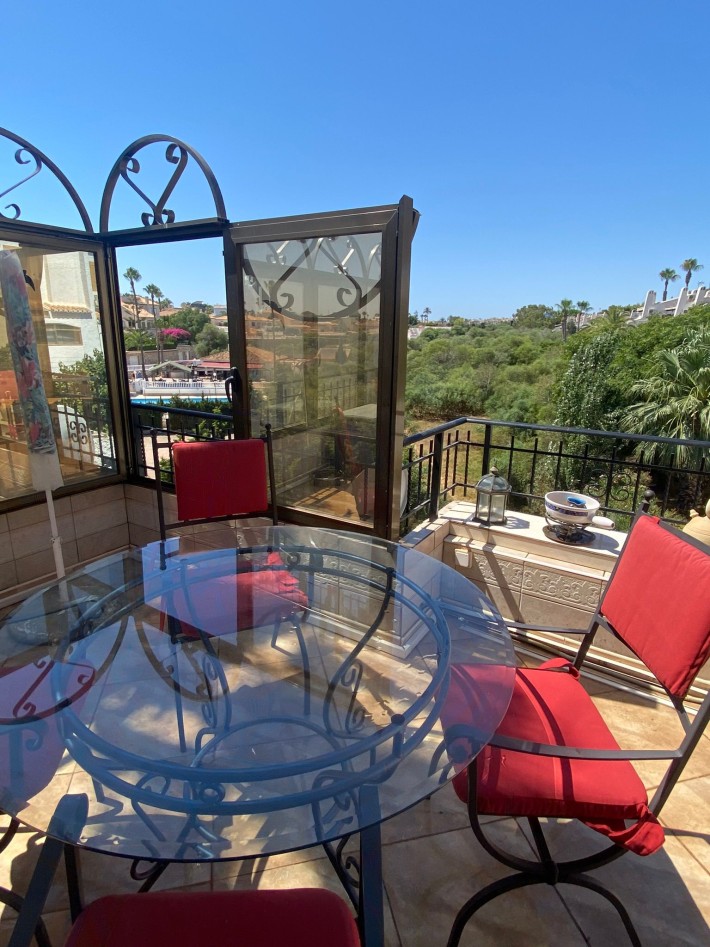 Spacious and bright south-facing corner apartment close to the beach in Cabo Roig