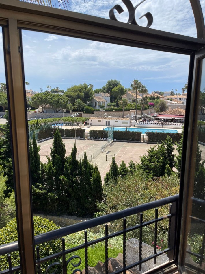 Spacious and bright south-facing corner apartment close to the beach in Cabo Roig