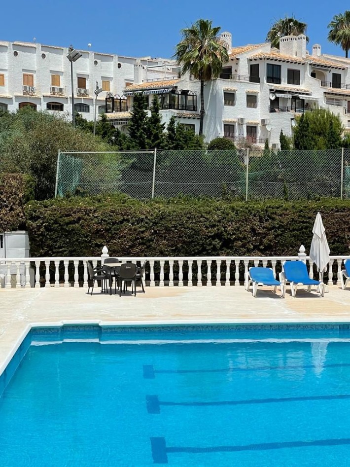 Spacious and bright south-facing corner apartment close to the beach in Cabo Roig